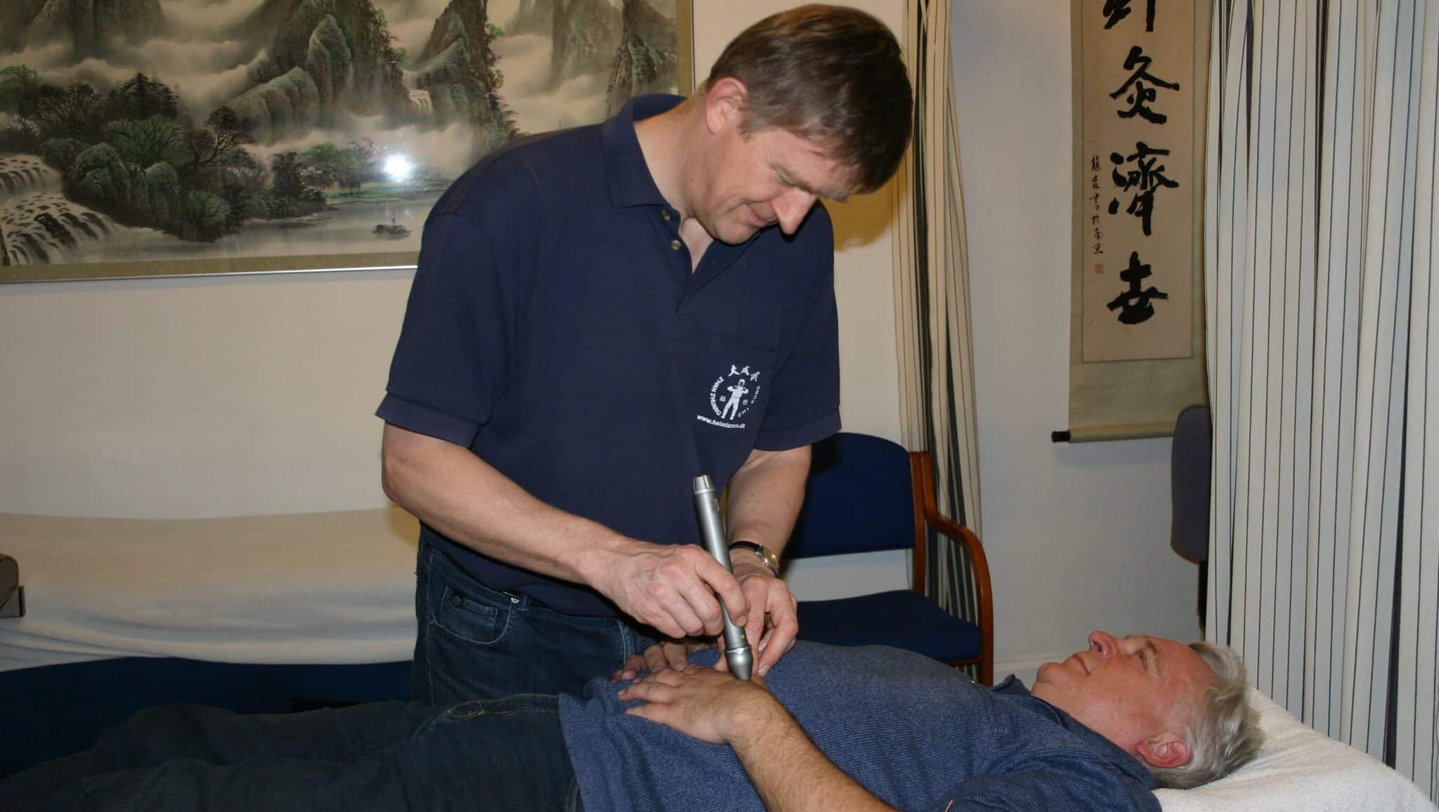 Jørgen Larsen giver laserbehandling