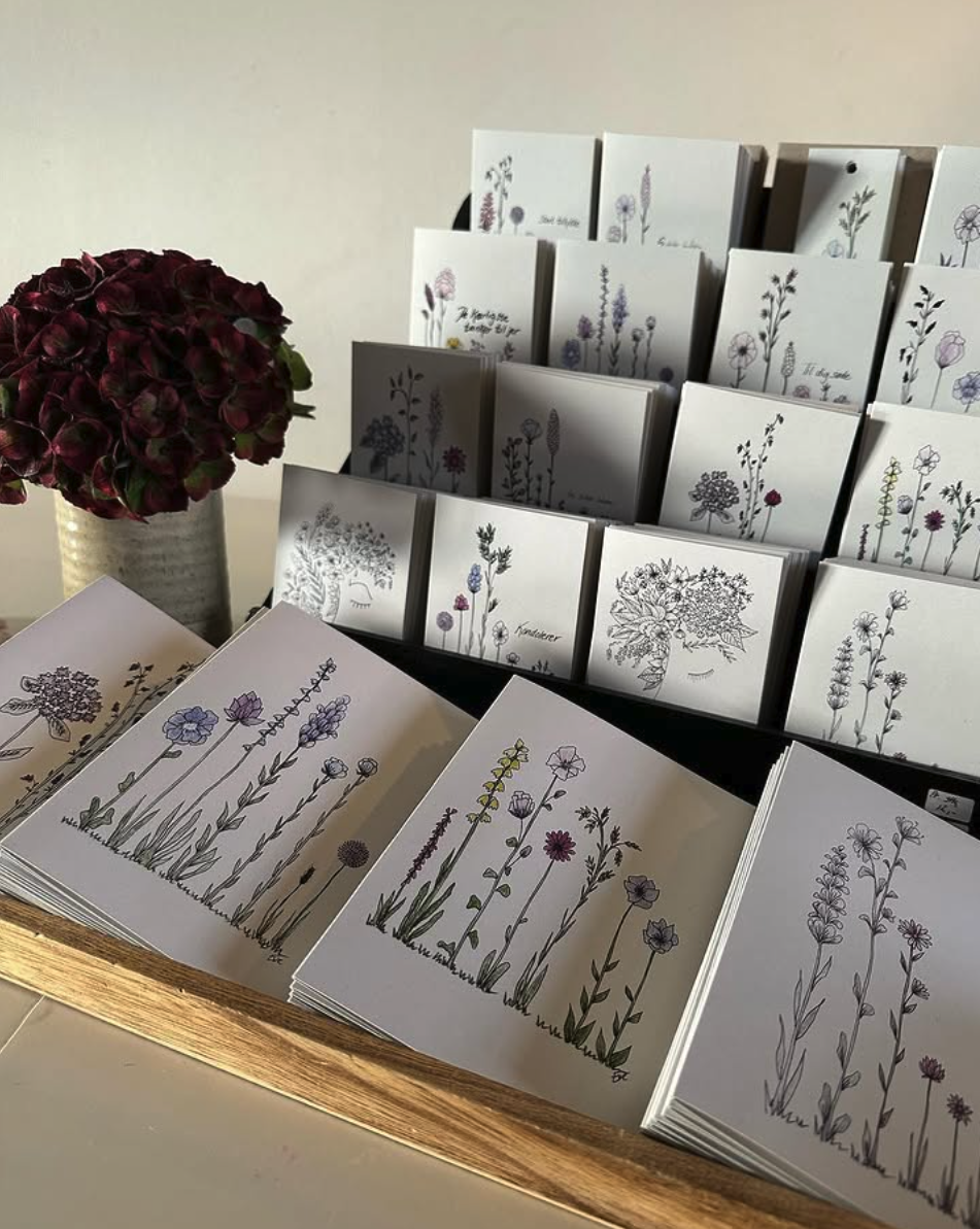 Nærbillede af kunstnerisk proces og detaljeret tegning hos Cards by Eve