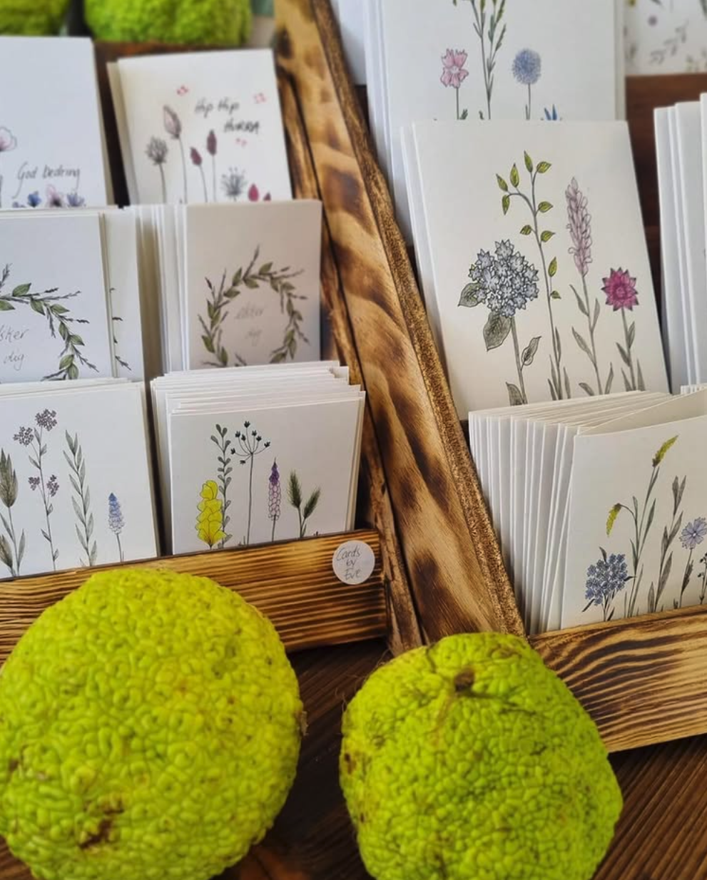 Cards by Eve lykønskningskort vist i et stilfuldt, nordisk hjemmemiljø