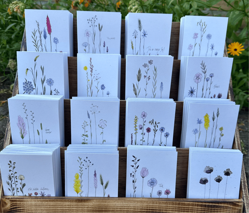 Produkt: Brændt træ reol til 16 små kort - Håndtegnet design fra Cards by Eve