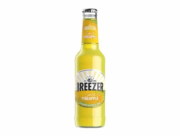 Billedtekst: Breezer Pineapple 24 stk. til fest og udskænkning i Vejle & Kolding Breezer Pineapple 24 stk. (27,5 cl) fra Hancock Depot Hejnsvig – levering af drikkevarer og fadøl i Vejle & Kolding