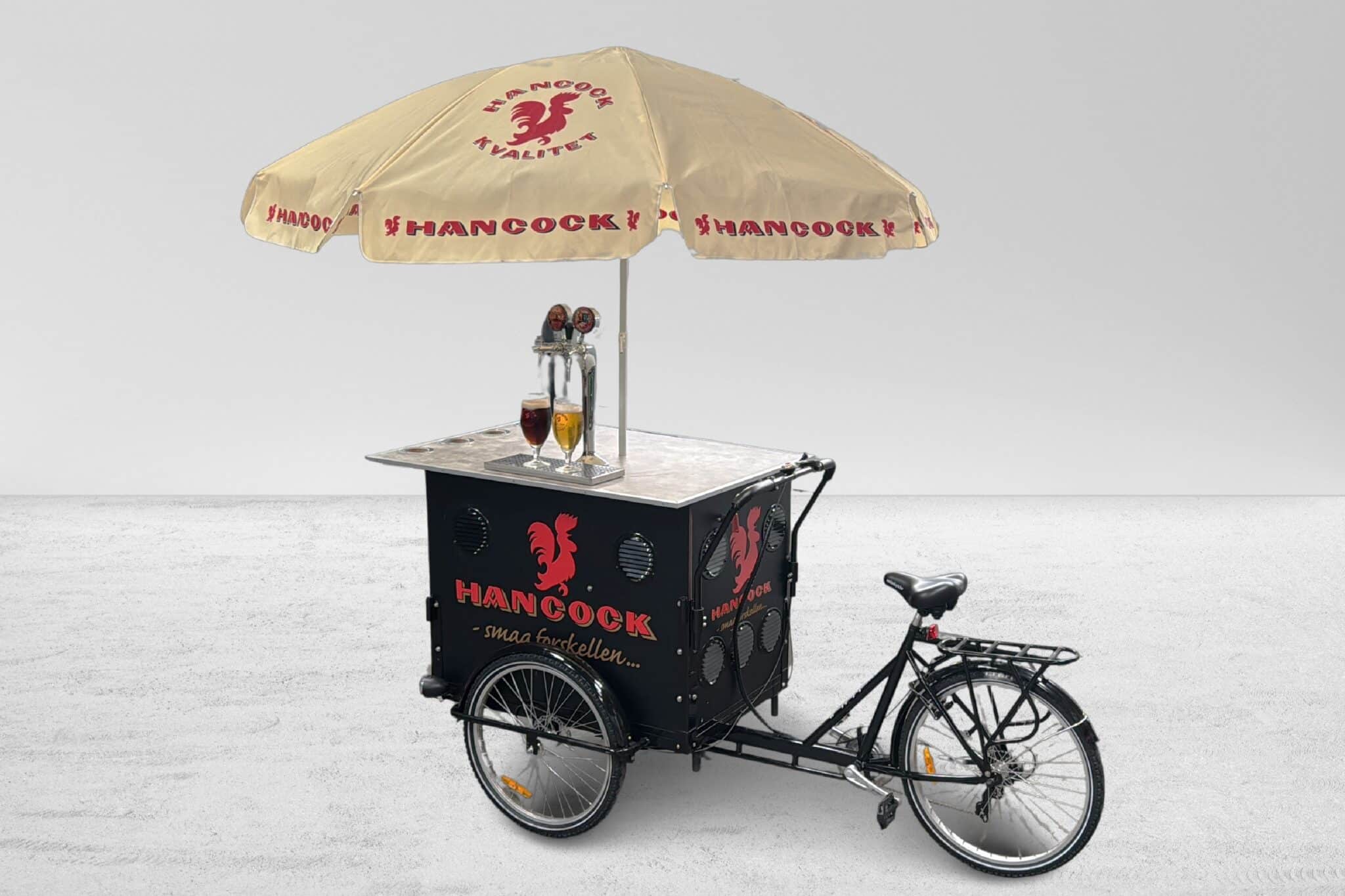 Billedtekst: Ladcykel m. to haner (og parasol) – udlejning af fadølsanlæg og festudstyr med levering i Vejle & Kolding Leje af Ladcykel m. to haner (og parasol) hos Hancock Depot Hejnsvig – professionelt fadølsanlæg og udstyr til fest i Vejle & Kolding