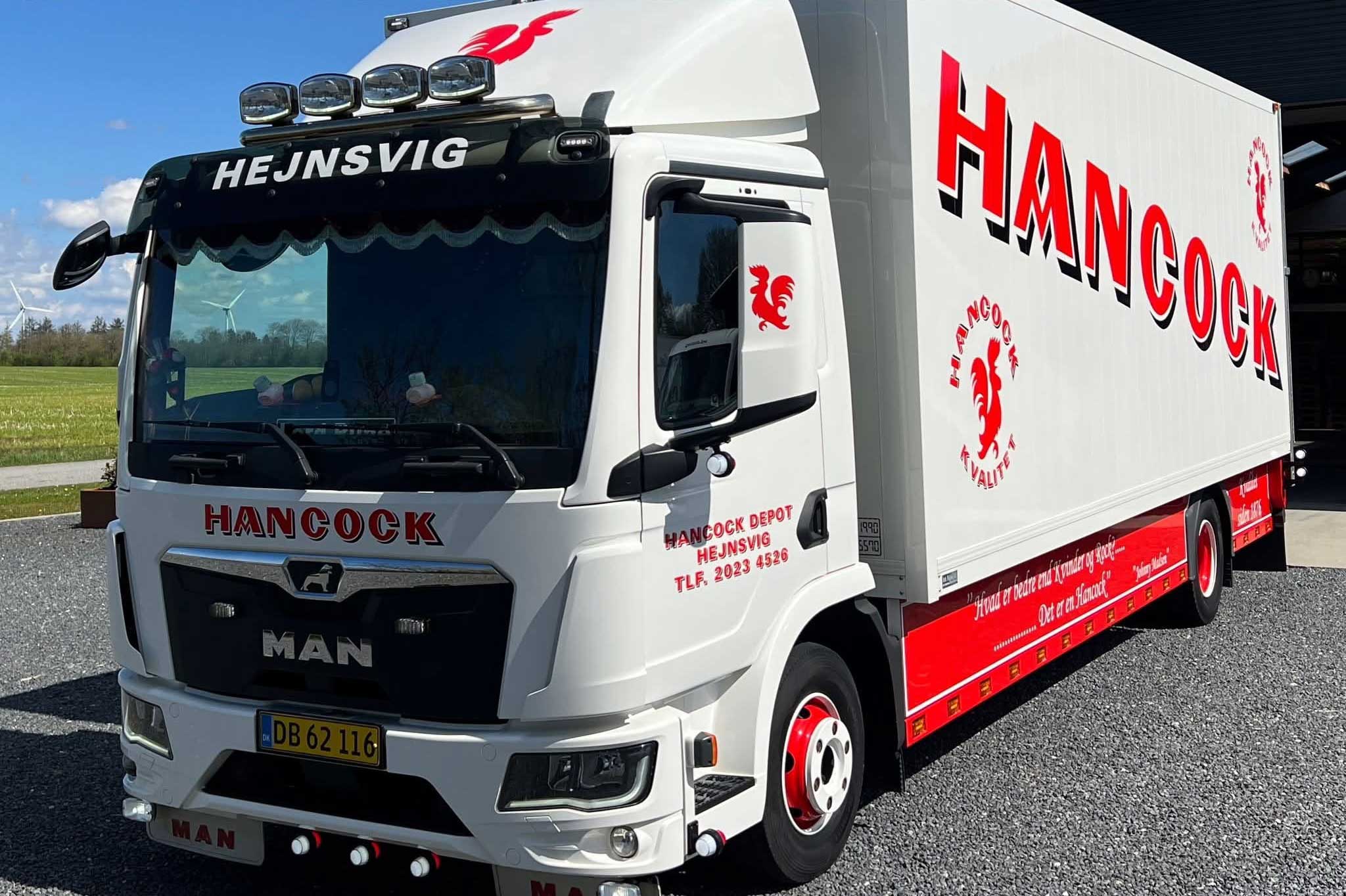 Billedtekst: Hancock Depot Hejnsvig lastbil leverer fadøl og fadølsanlæg til fester i Sydjylland Hancock Depot Hejnsvig varetur – levering af fadøl og leje af fadølsanlæg i Hejnsvig, Billund, Kolding, Vejle, Horsens og Esbjerg