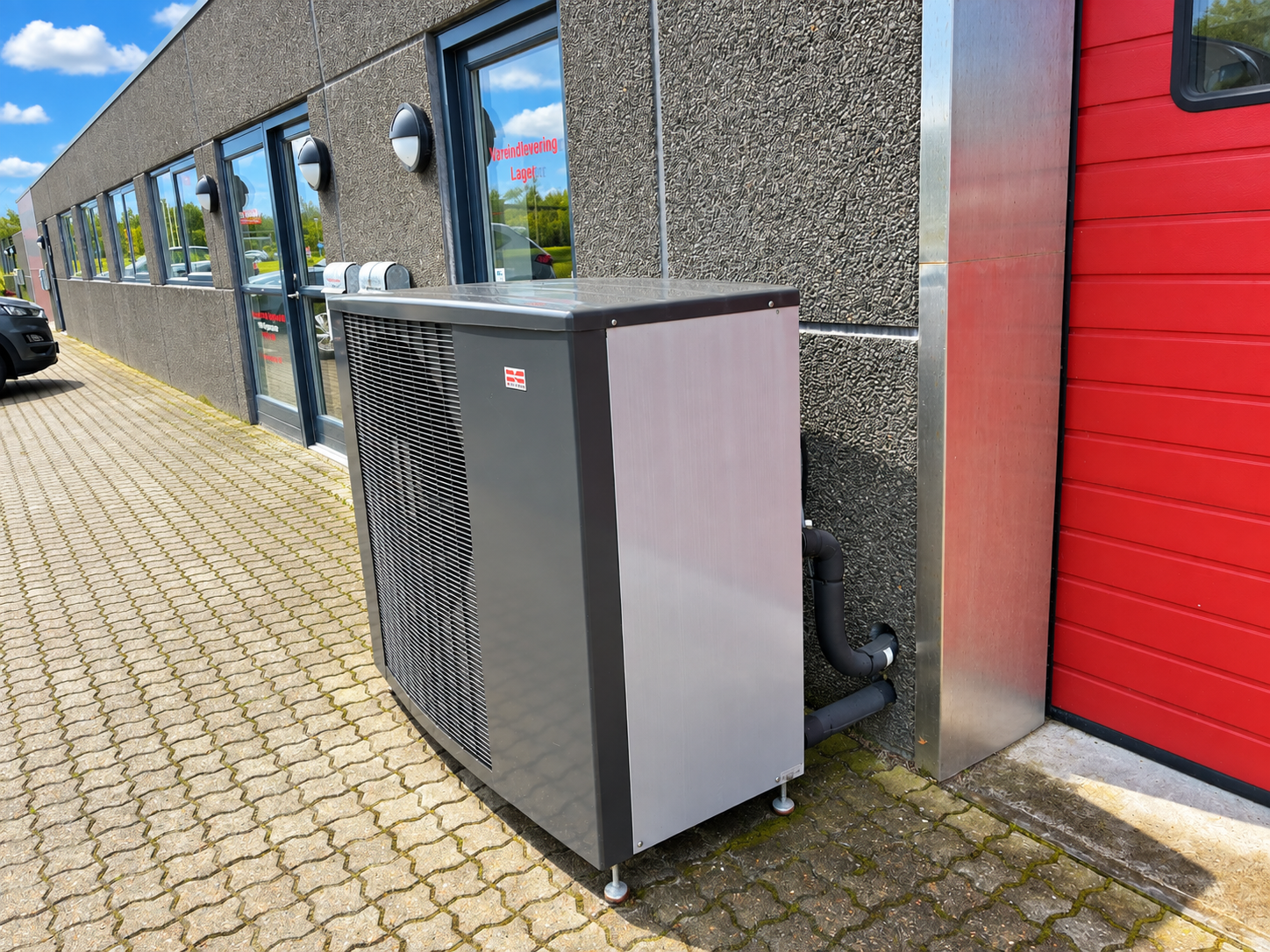 Moderne luft til vand varmepumpe ved Billund Varme & Sanitet A/S