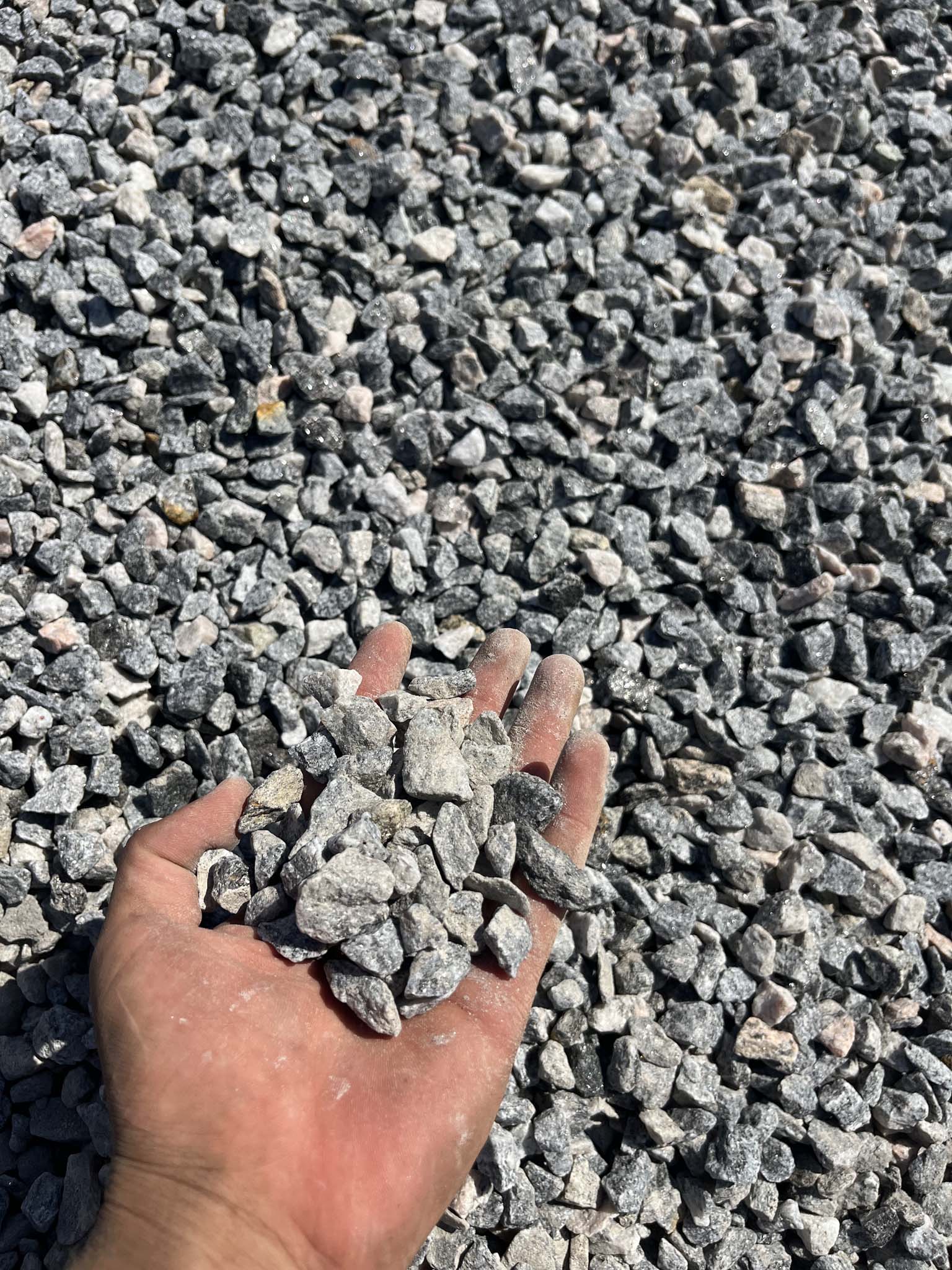 Lyse og mørke granitskærver 11/16