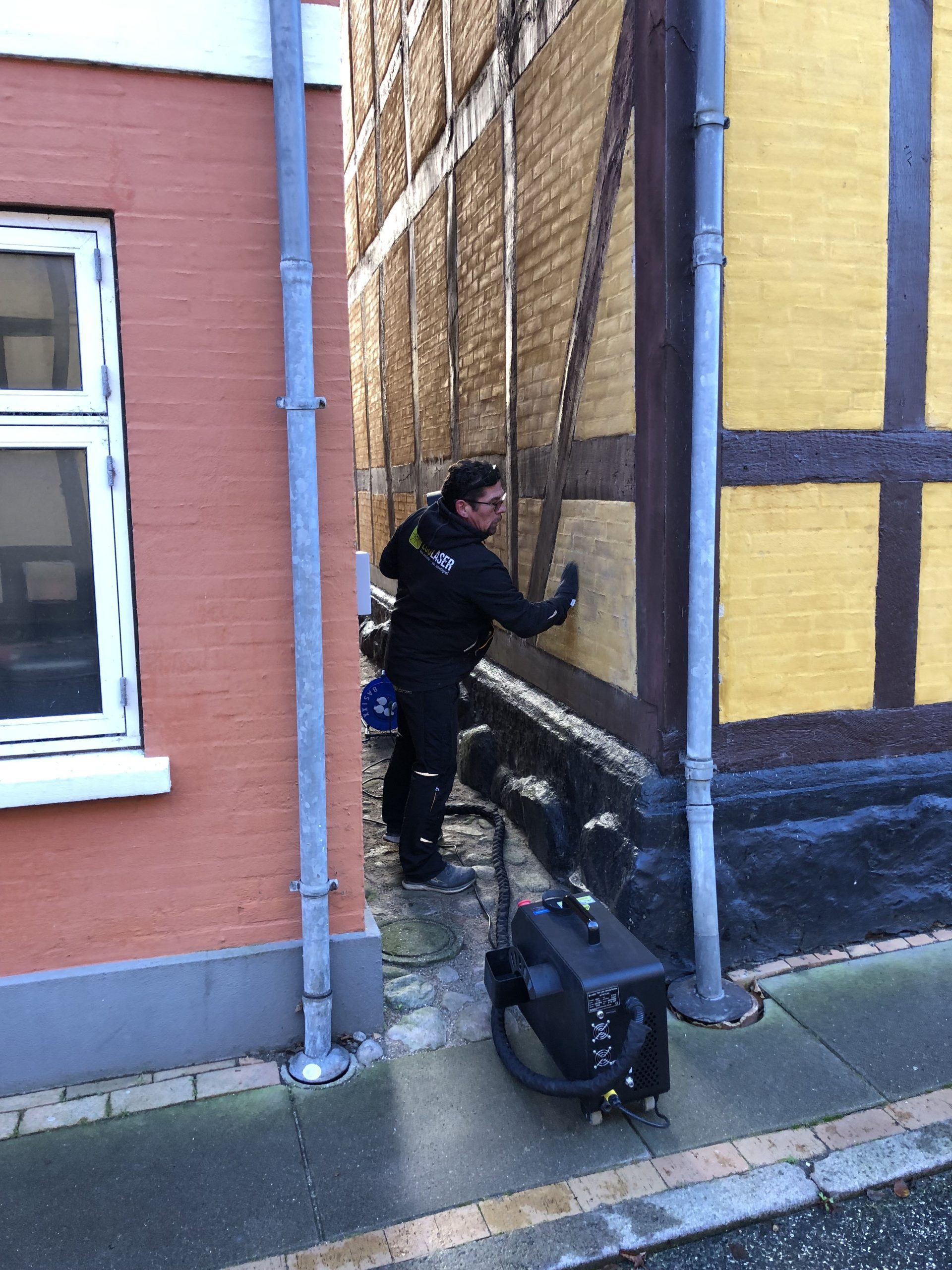 Præcisionsarbejde på Bondos Gård: Laserrensning af Graffiti på Fredet Bindingsværk fra 1700-tallet - Billede 1