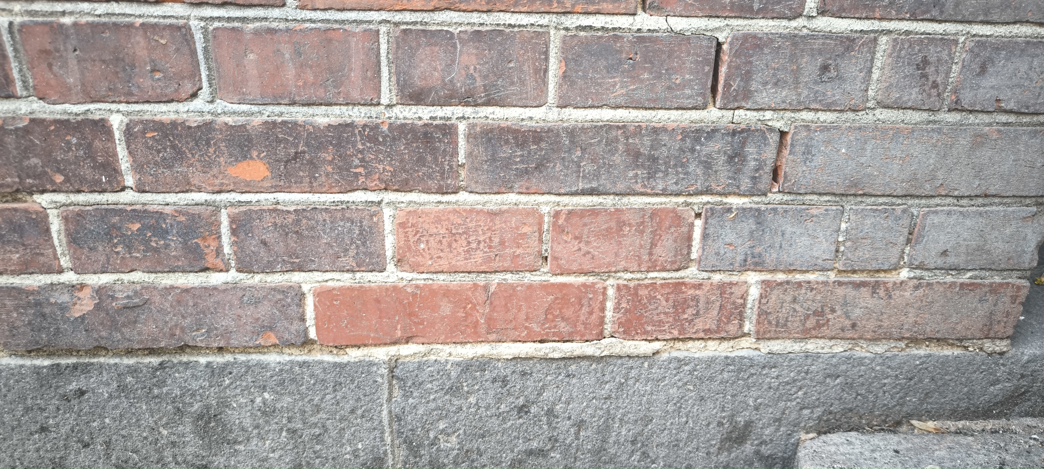 Murstensfacade på granitsokkel