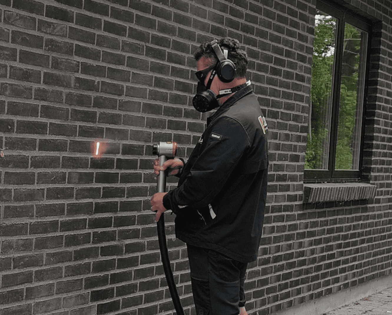Skånsom Redning af Mørke Mursten: Laserrensning Fjerner Kalkudtræk Uden at Misfarve Fugerne
