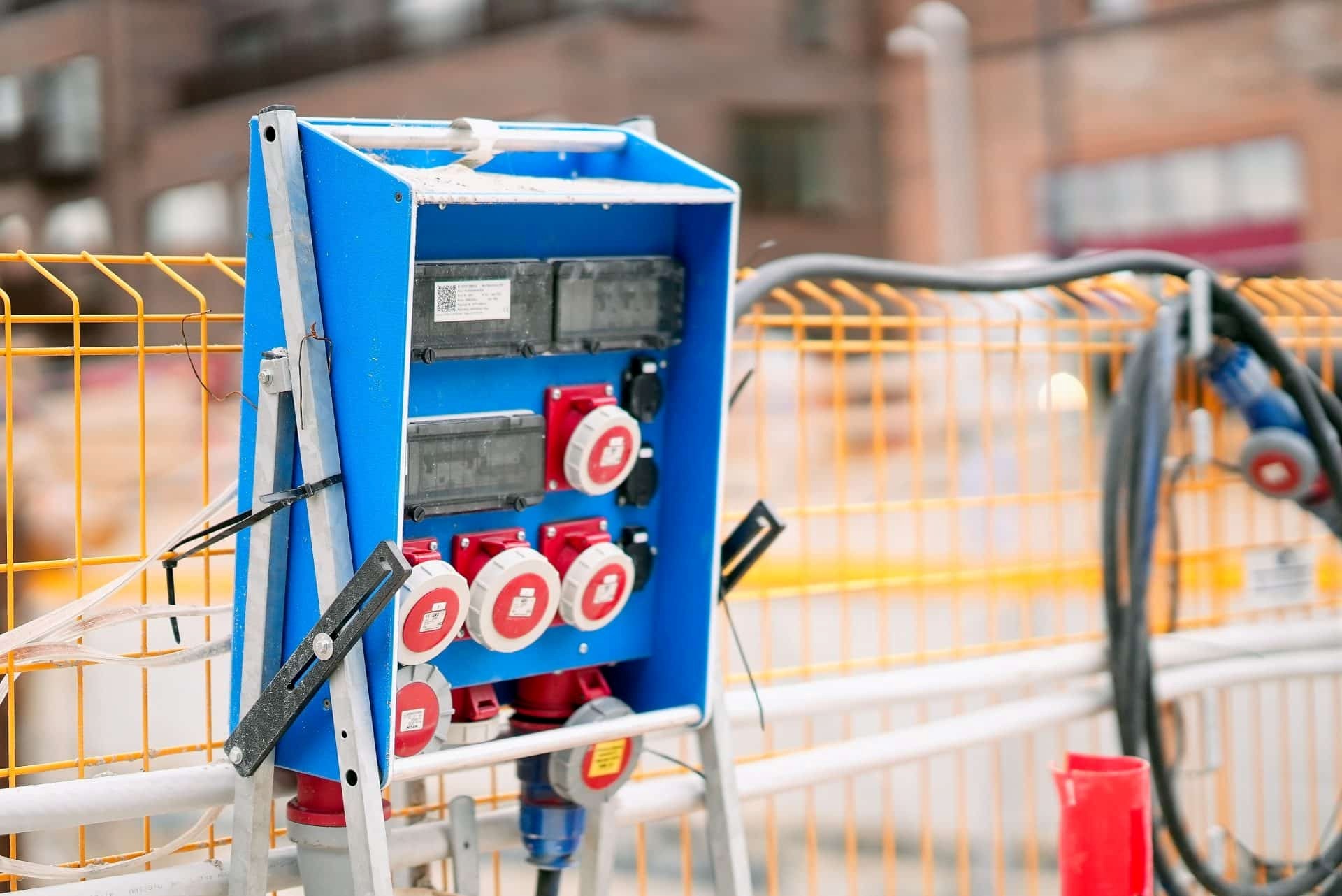 Elektriker i arbejde