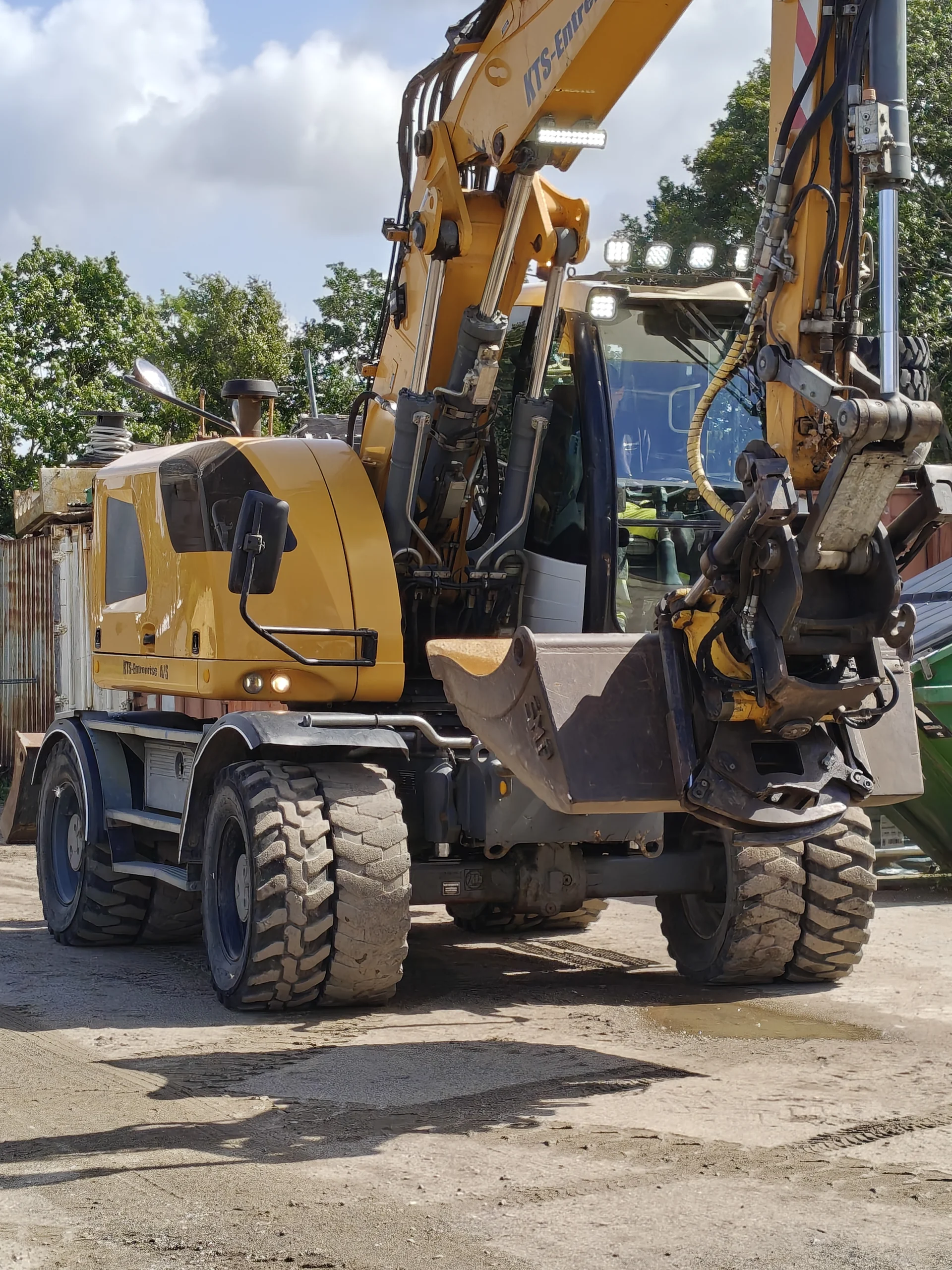 Liebherr gravemaskine på KTS-Entreprise arbejdsplads