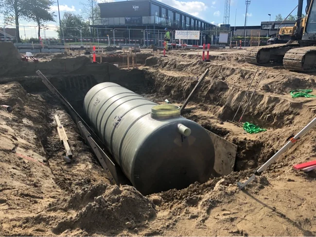 Tank under etablering i udgravning