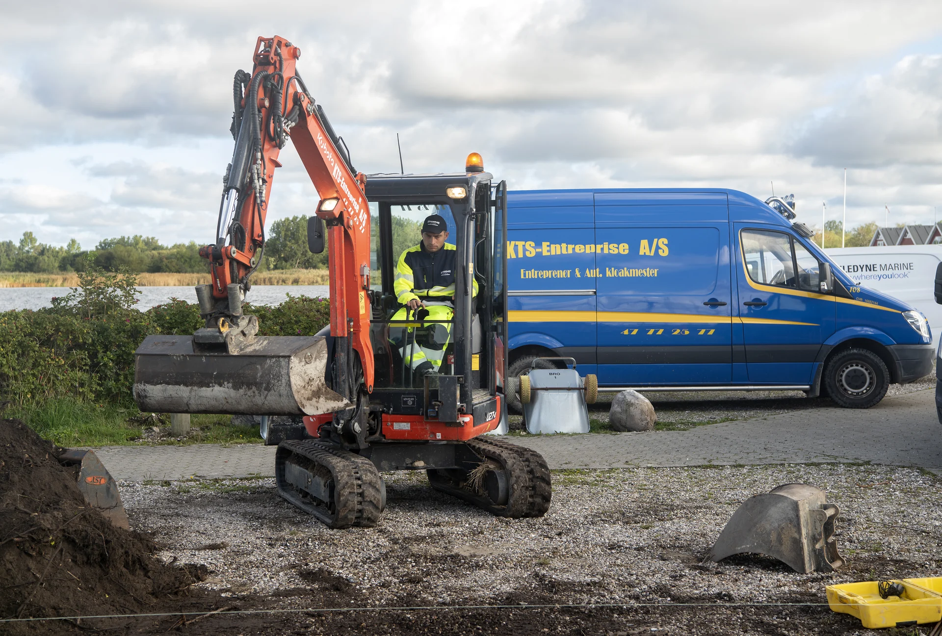 KTS-Entreprise gravemaskine og firmabil på arbejdsplads