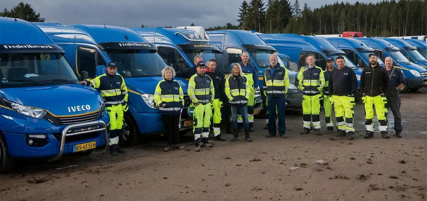 Medarbejdere hos KTS-Entreprise foran firmabilerne