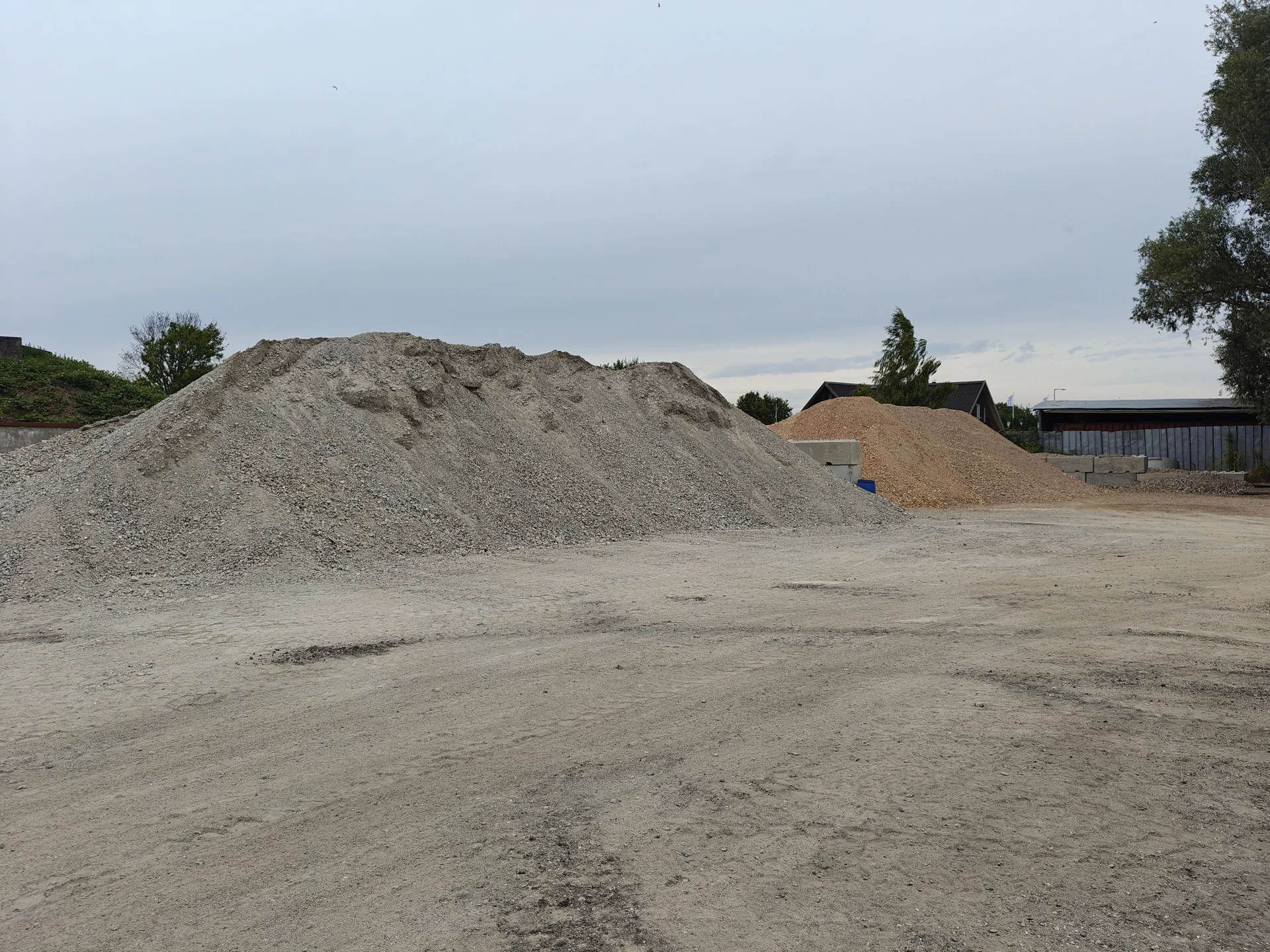Bunke af knuste materialer på KTS-Entreprise plads