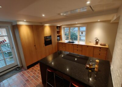 Snedkerkøkken med køkkenø og egetræ