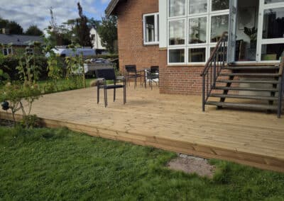 Træterrasse med havemøbler