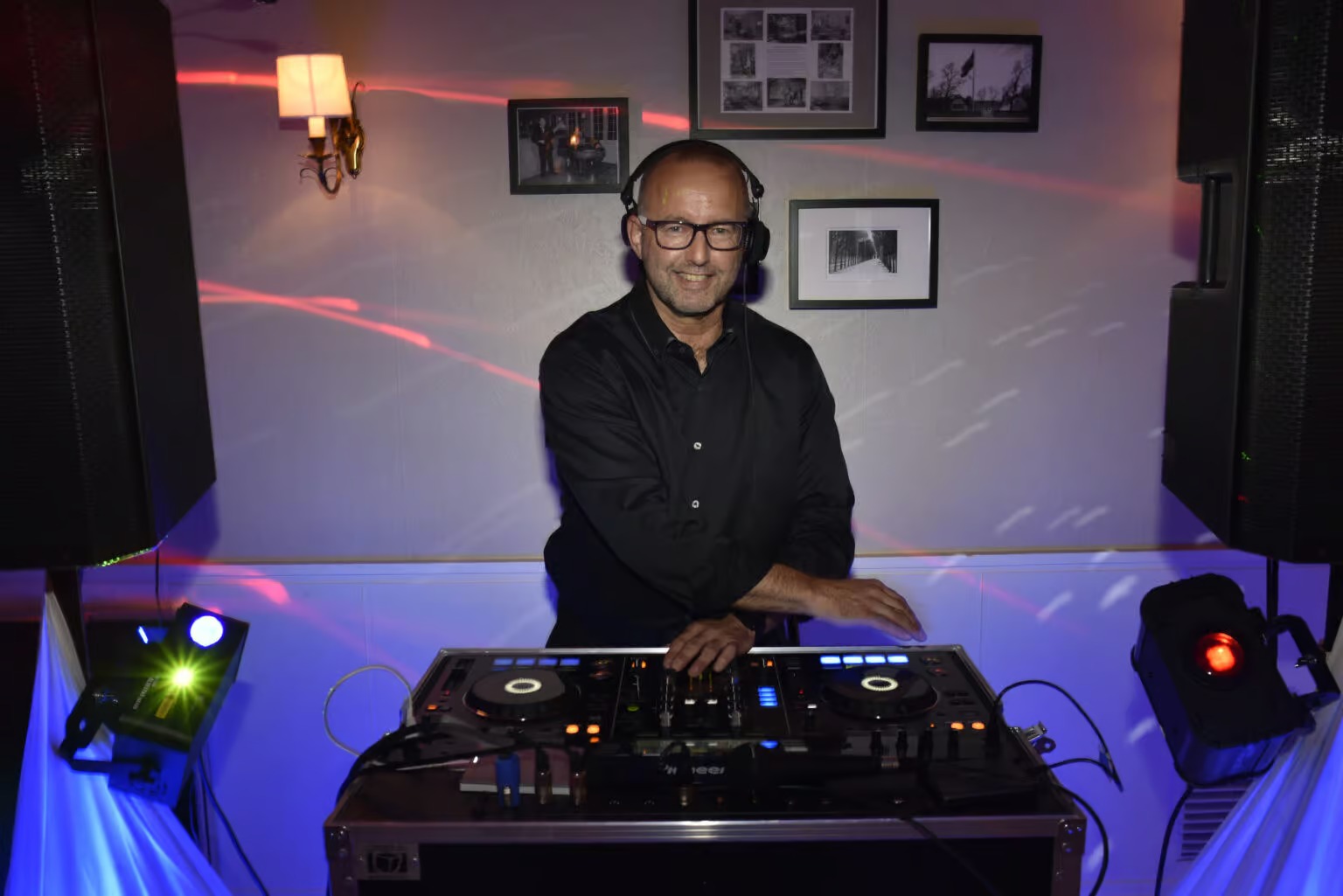 DJ Ron9 Live Performance - Fyldt dansegulv og fantastisk lysshow