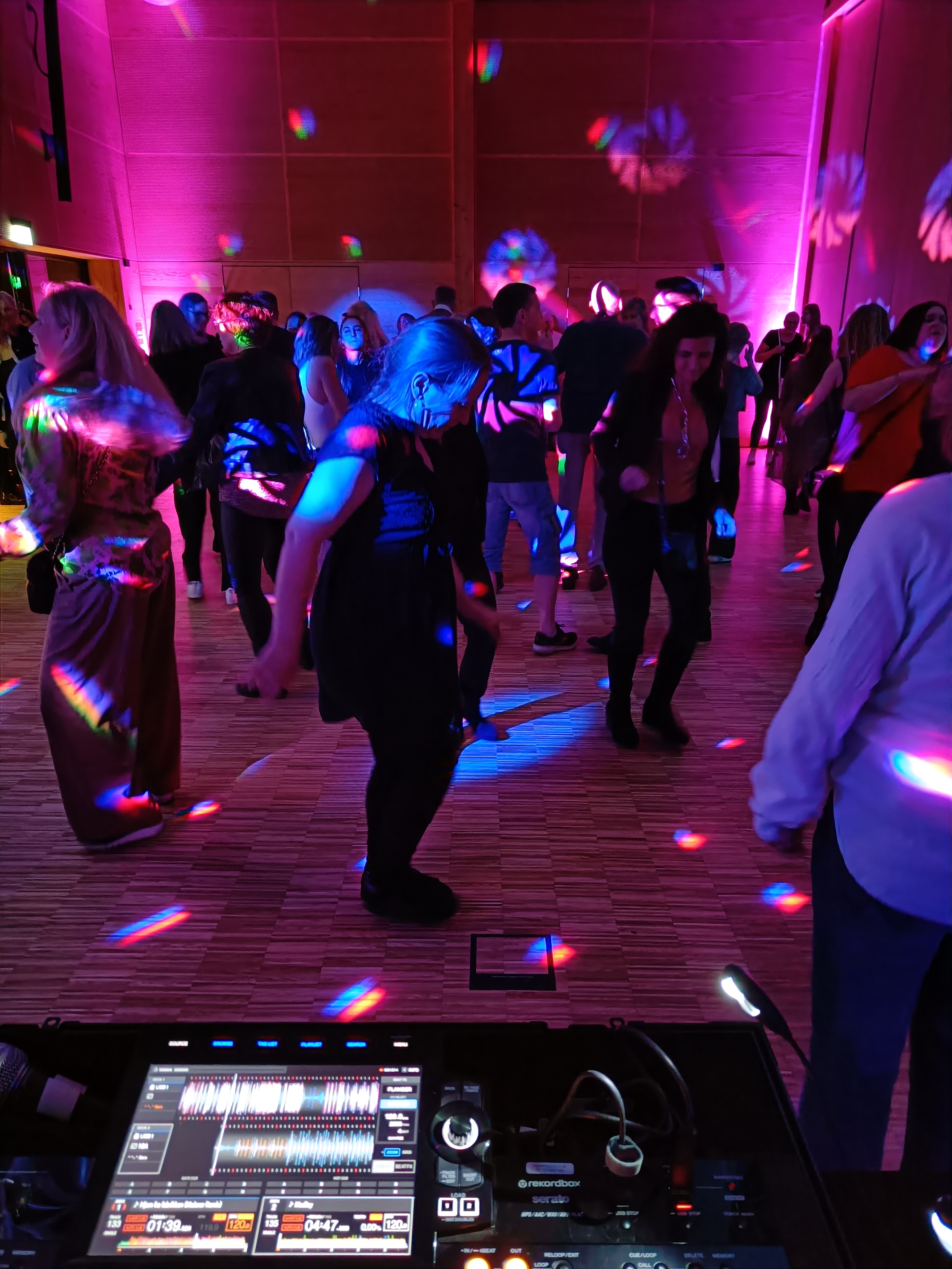 Dj til fødselsdag – få et kogende dansegulv
