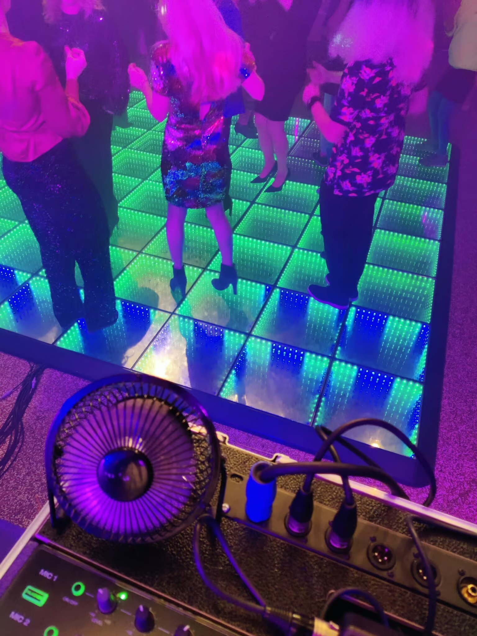 DJ Ron9 ved pulten - Fokus på detaljen og den perfekte overgang
