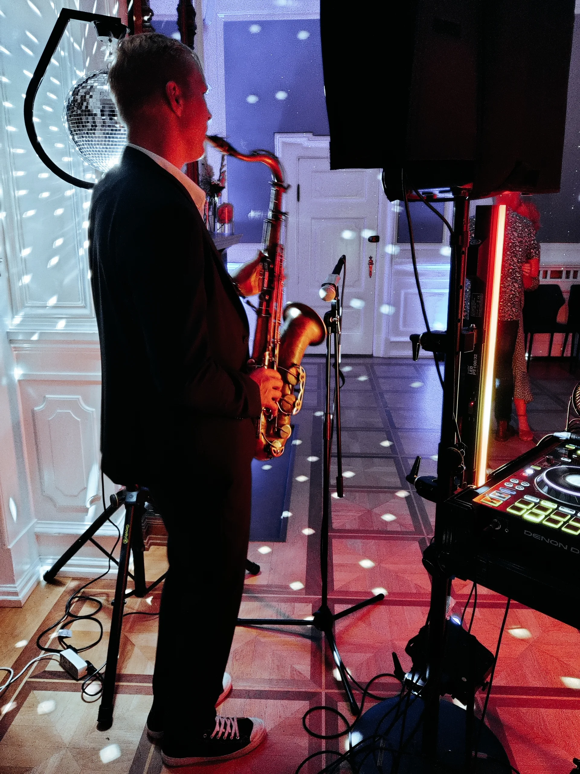 DJ & saxofon