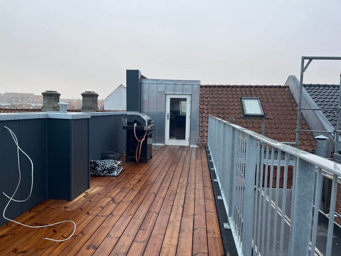 Træterrasse i naturlige materialer