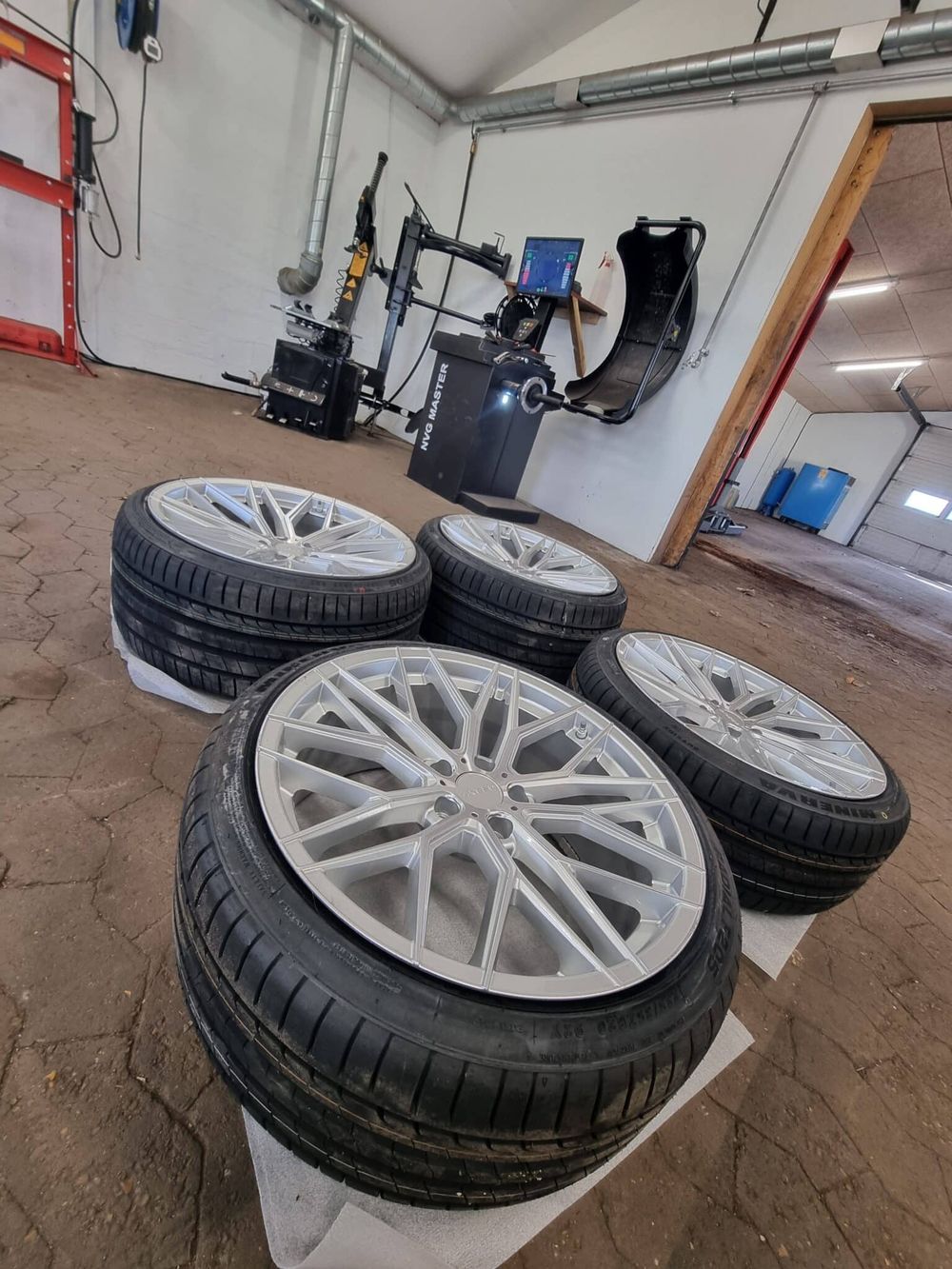 Hvorfor vælge Sakskær Auto til dine dæk og fælge?