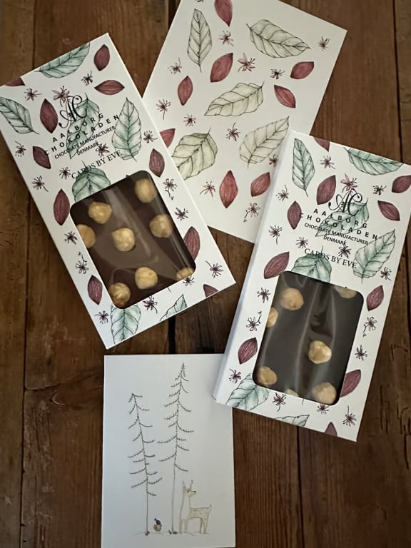 Luksus mørk chokolade med nødder fra Aalborg Chokolade prydet med smukt botanisk kakaoprint fra Cards by Eve