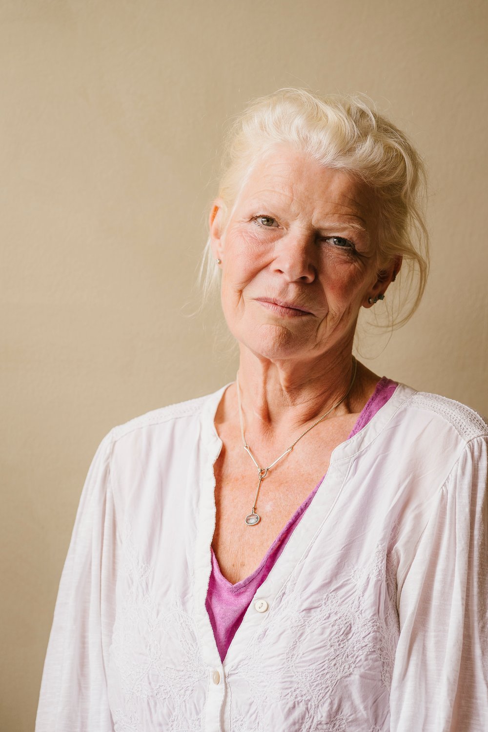 Jette Keis Hansen udfører massagebehandling