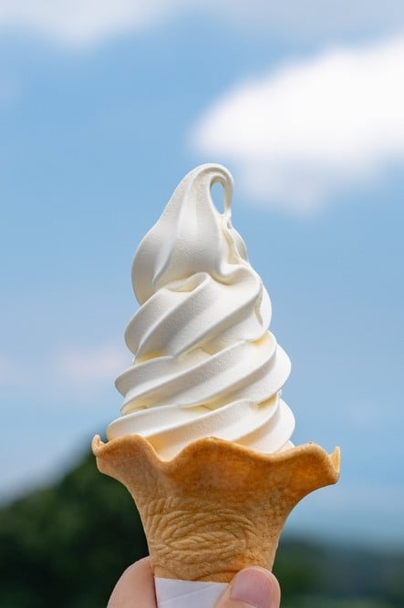 Cremet vanilje softice i sprød vaffel med krymmel