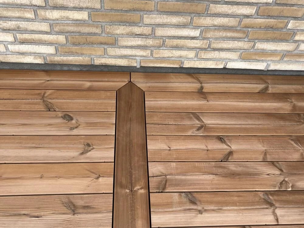 Nybygget træterrasse i kvalitetstræ til udeliv udført af Rolighed Montage
