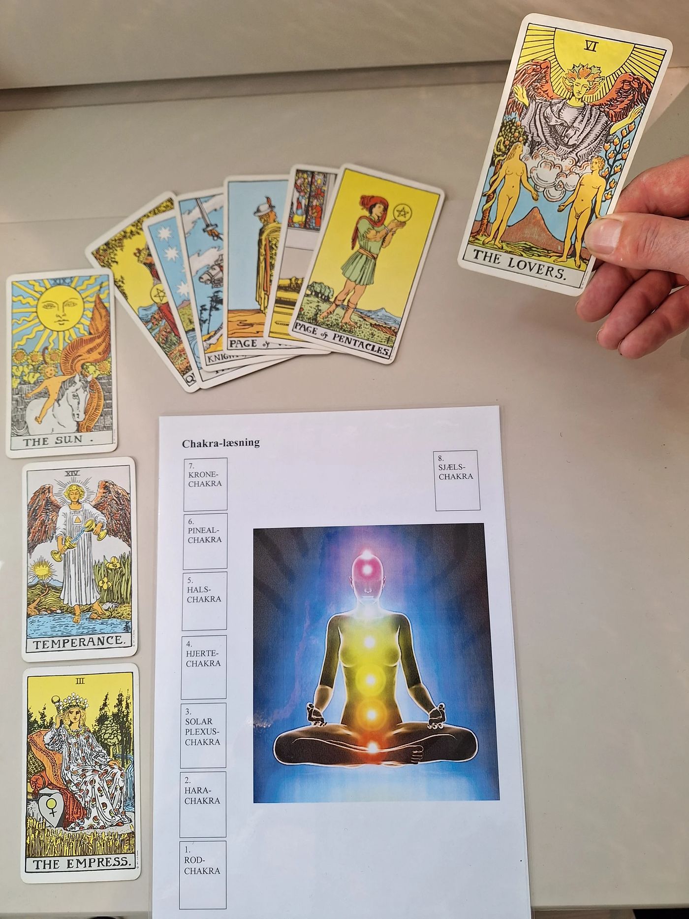 Tarotkort placeret ved chakramateriale på Ibjerget