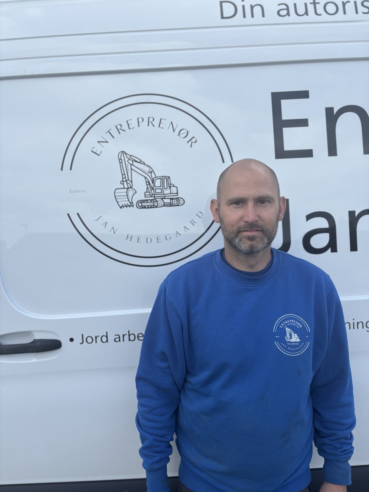 Jan Hedegaard, autoriseret kloakmester foran firmabilen i Galten