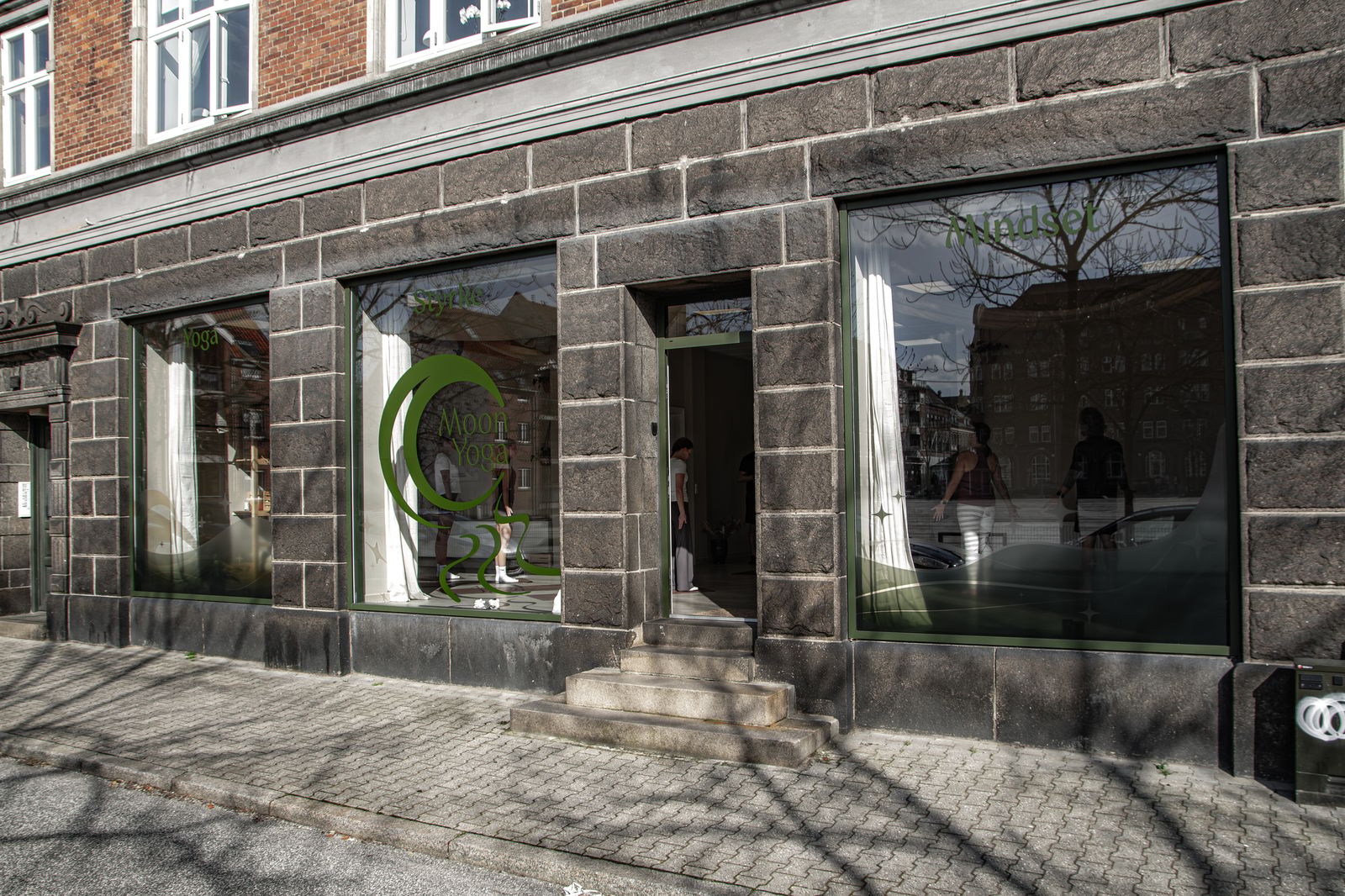 Moon Yoga forside - Find roen i kroppen