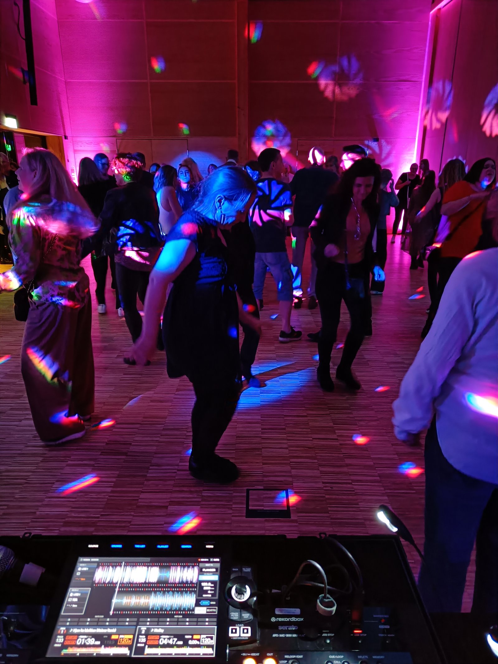 Dj til fødselsdag – få et kogende dansegulv