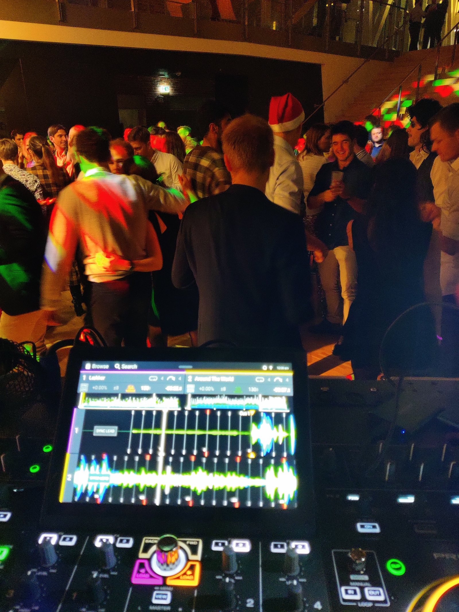 DJ til firmafest – sådan vælger du rigtigt
