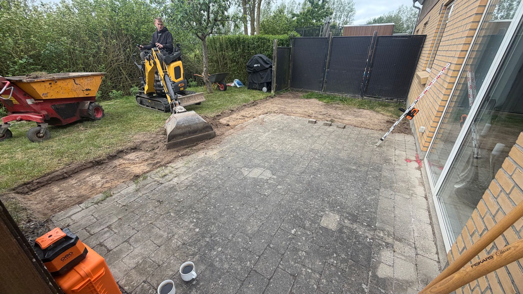 JT Knudsen i arbejde med minigraver til haveanlæg og fliseterrasse