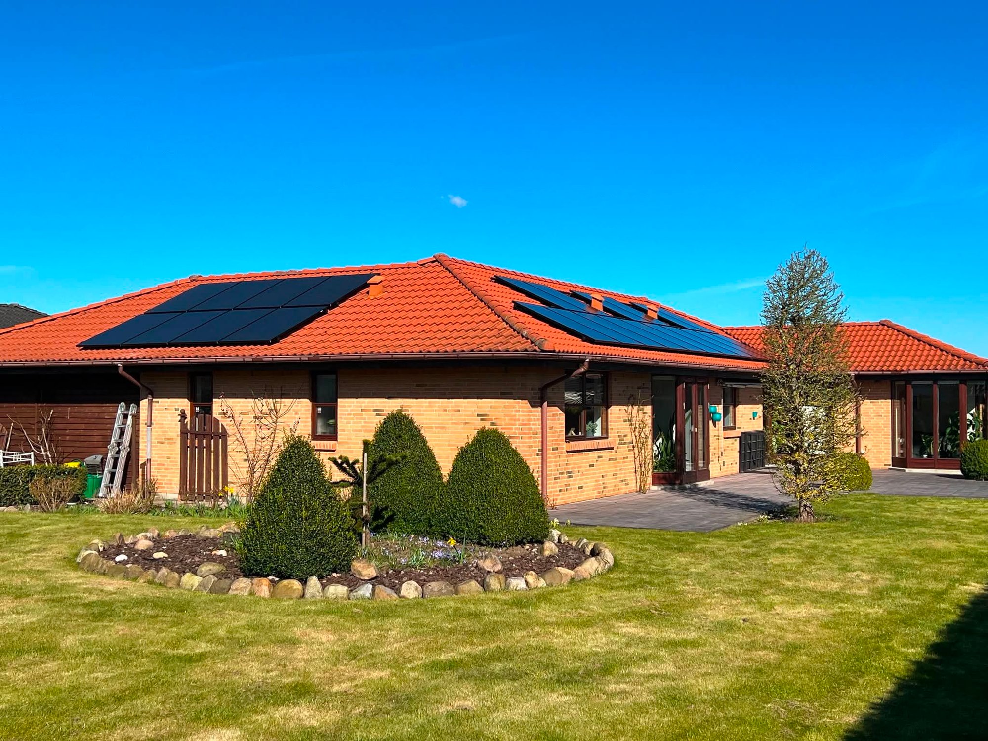 Nyt tegltag med integrerede solceller på parcelhus – Tømrerarbejde på Fyn udført af Fyns Tømreren
