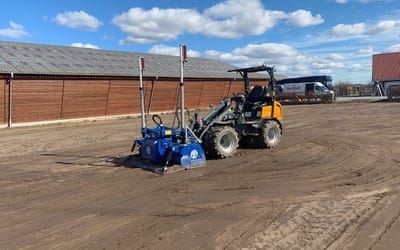 Millimeterpræcis laserafretning af underlag til ridebane med specialudstyr