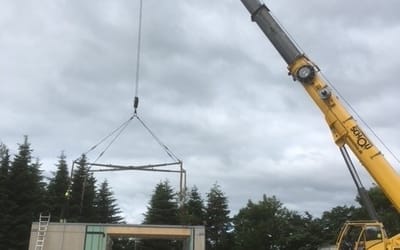 Færdigbygget havepavillon med tilhørende flisebelagt gangsti og haveanlæg