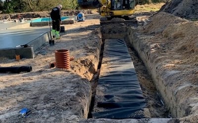 Nedgravning og etablering af faskine i geotekstil til lokal afledning af regnvand