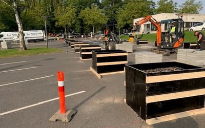 Støbning af præcise punktfundamenter i beton med stolpebærere til pavillon