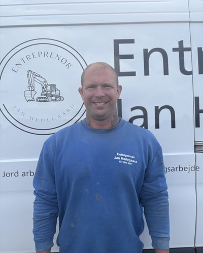 Anlægsstruktør i arbejdstøj klar til belægnings- og kloakarbejde