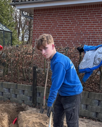 Ungarbejder og arbejdsdreng på byggepladsen