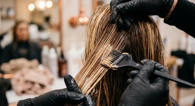 Professionel hårfarvning detalje