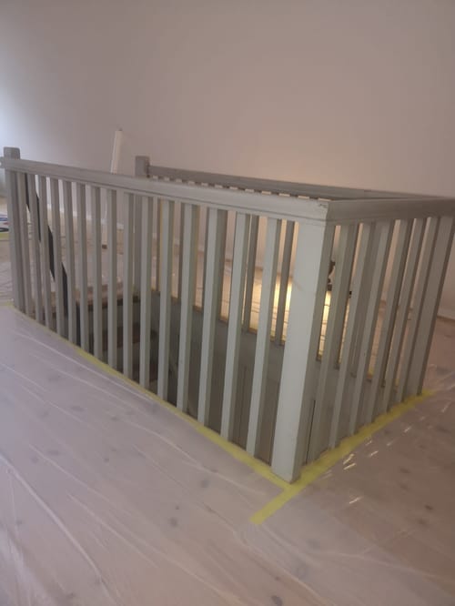 Gelænder ved trappe dækket gulv under renovering