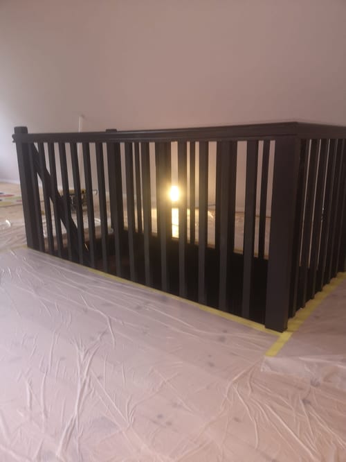 Mørkt trægelænder under renovering indendørs