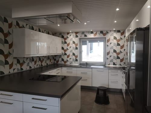 Moderne køkken med geometrisk tapet og køkkenø