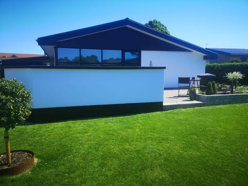 Moderne etplanshus med stor have og terrasse