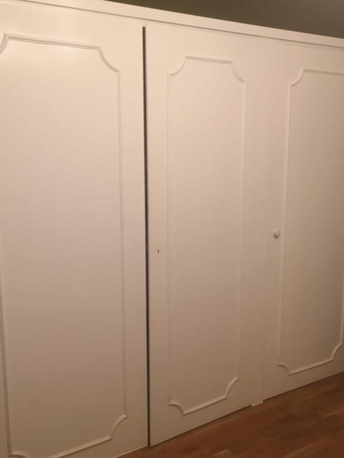 Hvide garderobeskabe med dekorative paneler