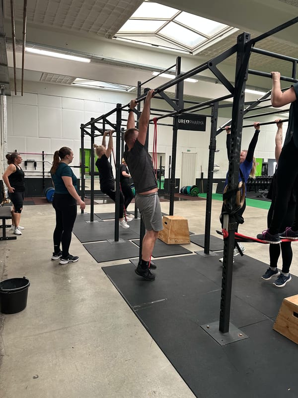 Holdtræning i Fitness Kjellerup med sved på panden og godt humør - Billede 3